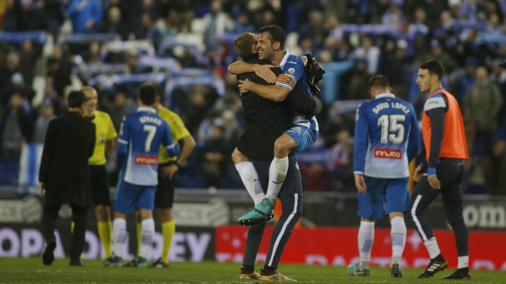 El Espanyol celebra su reciente victoria contra el Bara.