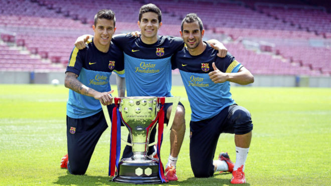 Tello, Bartra y Montoya posan con la Copa de LaLiga en la 2012-13.