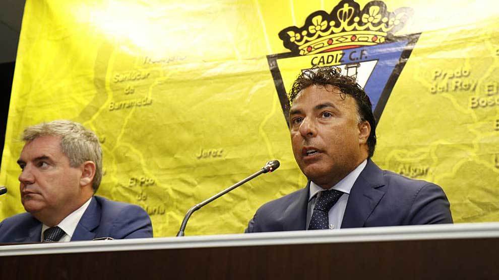 Quique Pina, durante una rueda de prensa junto al presidente Vizcano