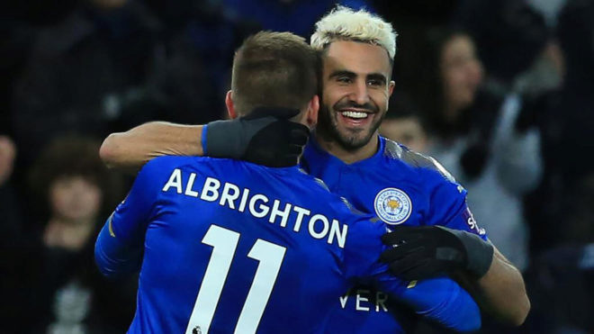 Mahrez celebra un gol con el Leicester.