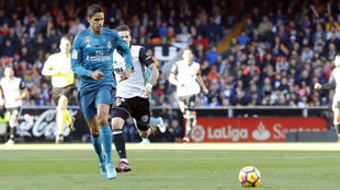 Varane conduce el baln en el partido de Mestalla