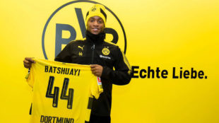 Batshuayi posa con la camiseta del Dortmund.