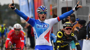 Sarreau celebrando su triunfo de etapa.