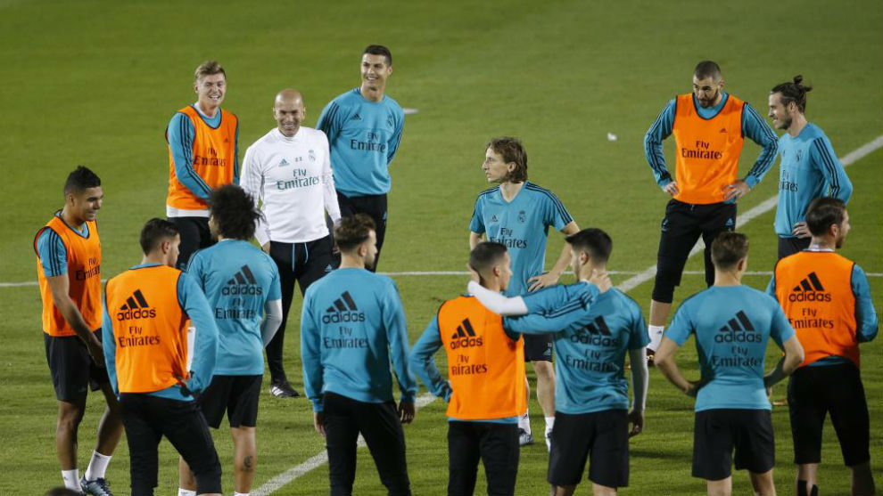 Zidane y los jugadores, durante una charla en el Mundial de Clubes