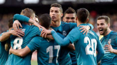 Los jugadores del Madrid celebran un gol en Mestalla