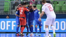 Los jugadores kazajos celebran uno de los goles ante Polonia.