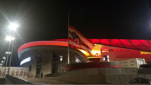 Bandera del Atltico a media asta en el Wanda Metropolitano