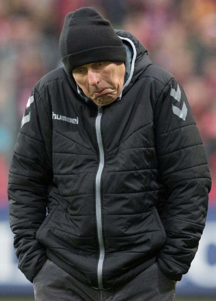 El entrenador del Friburgo, Christian Streich, durante el partido de...