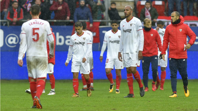 Los jugadores del Sevilla, tras caer en Eibar.
