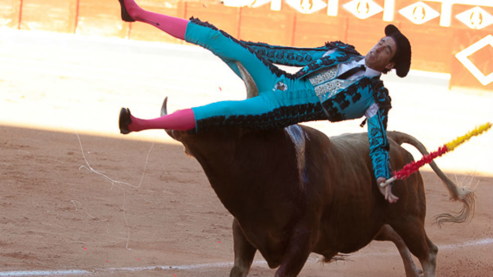 Agustn Serrano en el momento en que el toro le alcanza