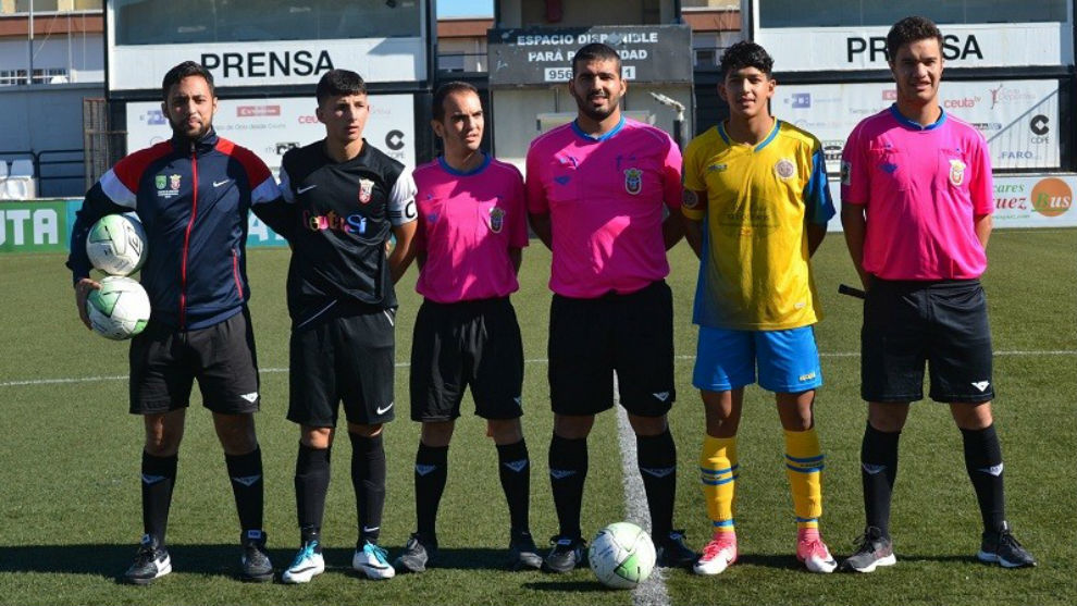 El rbitro, Francisco Arrebola, junto con sus compaeros y capitanes...