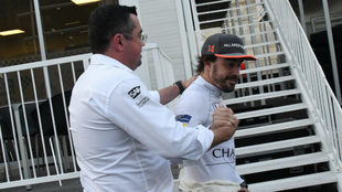 Boullier da la mano a Alonso.