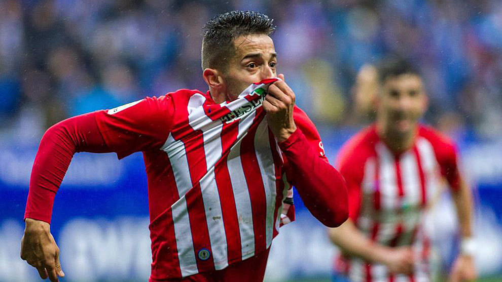 Jony  se besa el escudo tras anotar el 0-1 en el derbi asturiano
