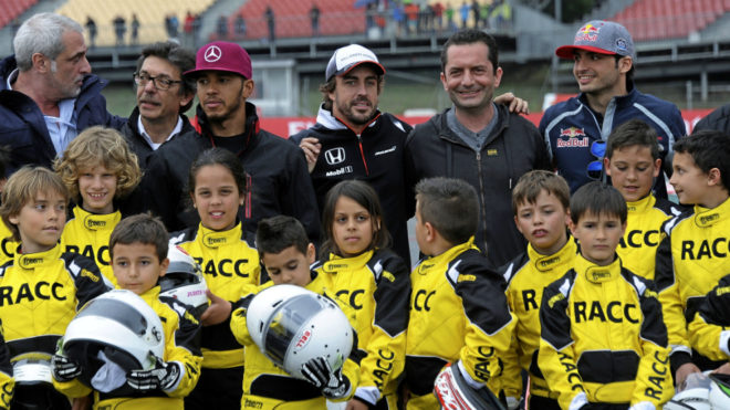 Hamilton, Alonso y Sainz posan con los nios participantes en el Open...