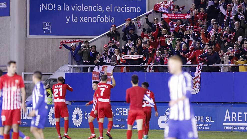 Los jugadores del Almera dedican la victoria en Lorca a su aficin