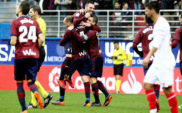Los jugadores del Eibar celebrando el tanto de Arbilla ante el Sevilla