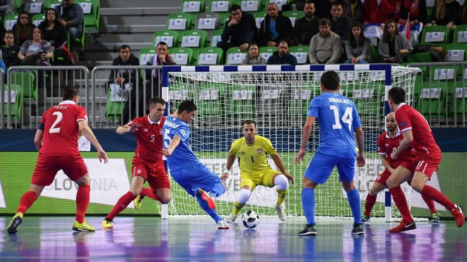 Zhamankulov remata en la jugada del primer gol kazajo.