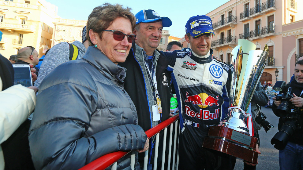Ogier, junto a sus padres celebrando el triunfo en el Rally de...