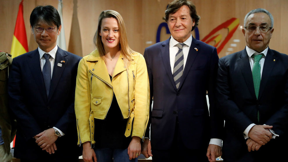Mireia Belmonte con los presidentes del CSD, del COE y el primer...