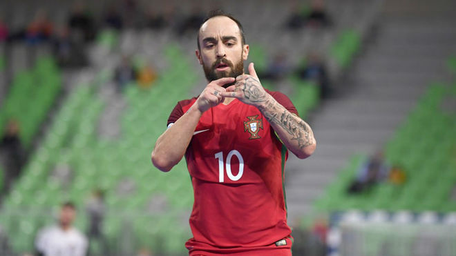 Ricardinho celebra uno de sus goles a Azerbaiyn.