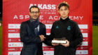 Christian Vassilakis recibi el premio como mejor jugador del torneo...