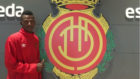 Anderson Arroyo posa con el escudo del Mallorca