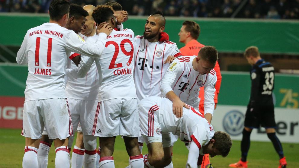 Los jugadores del Bayern celebran uno de los seis goles marcados al...