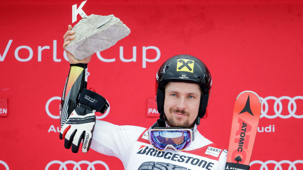 Hirscher, en el podio despus de vencer en Garmisch Partenkirchen.