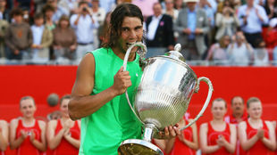Rafa Nadal muerde la copa de campen en Queen's 2008.