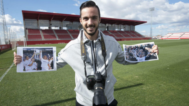 Sarabia with photos of the 2007 and 2010 finals.