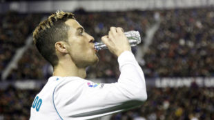 Cristiano Ronaldo, bebiendo agua durante un partido