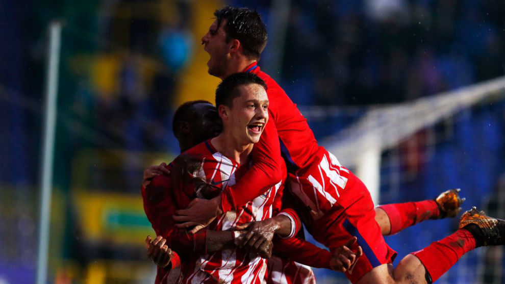 Borja Garcs celebra uno de sus goles con sus compaeros.