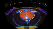 El parqu del Madison, con el logo de los Knicks, antes de un...