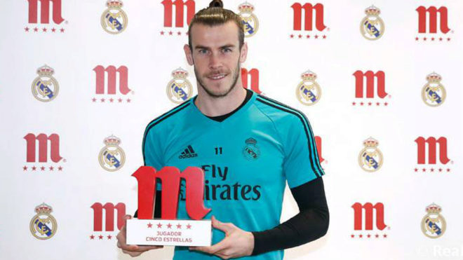 Bale, with the Mahou trophy
