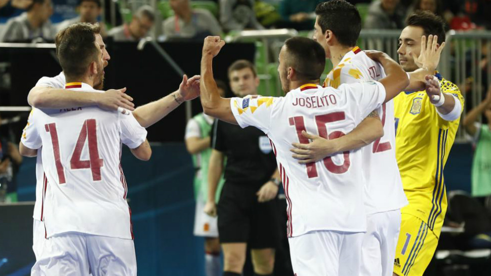 Los jugadores espaoles celebran el triunfo ante Rumania