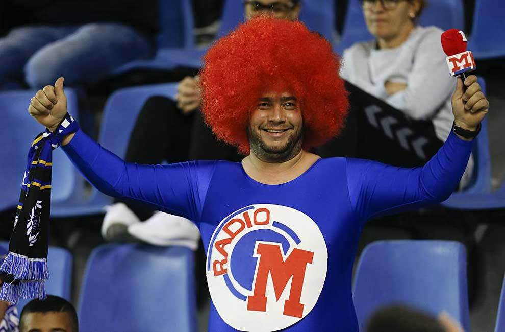 Un aficionado disfrazado de Radio Marca en el partido de Carnavales...