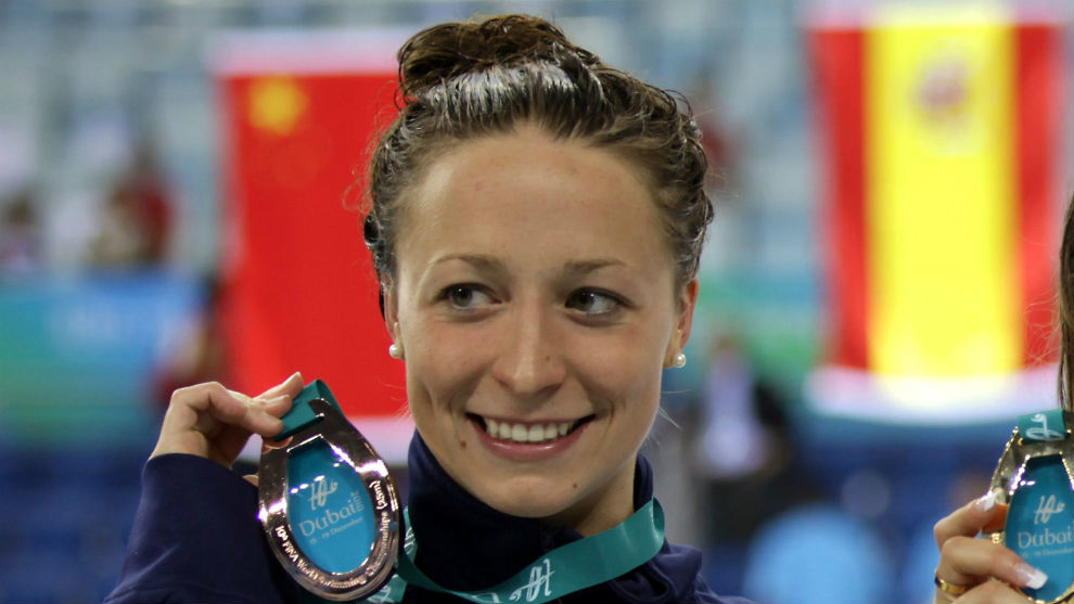 Ariana Kukors posa con una medalla en el Mundial de piscina corta de...