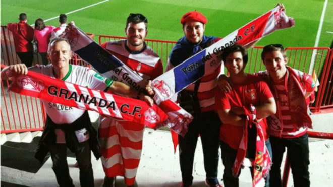 Adrien y otros miembros de la Pea del Granada CF en Francia