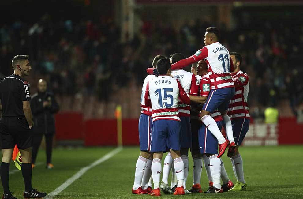 Los jugadores del Granada celebran uno de los dos goles al Tenerife