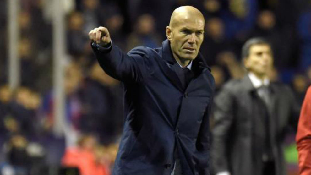 Zidane da instrucciones en un partido del Madrid.