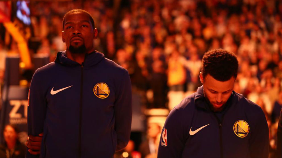 Kevin Durant y Stephen Curry antes del partido