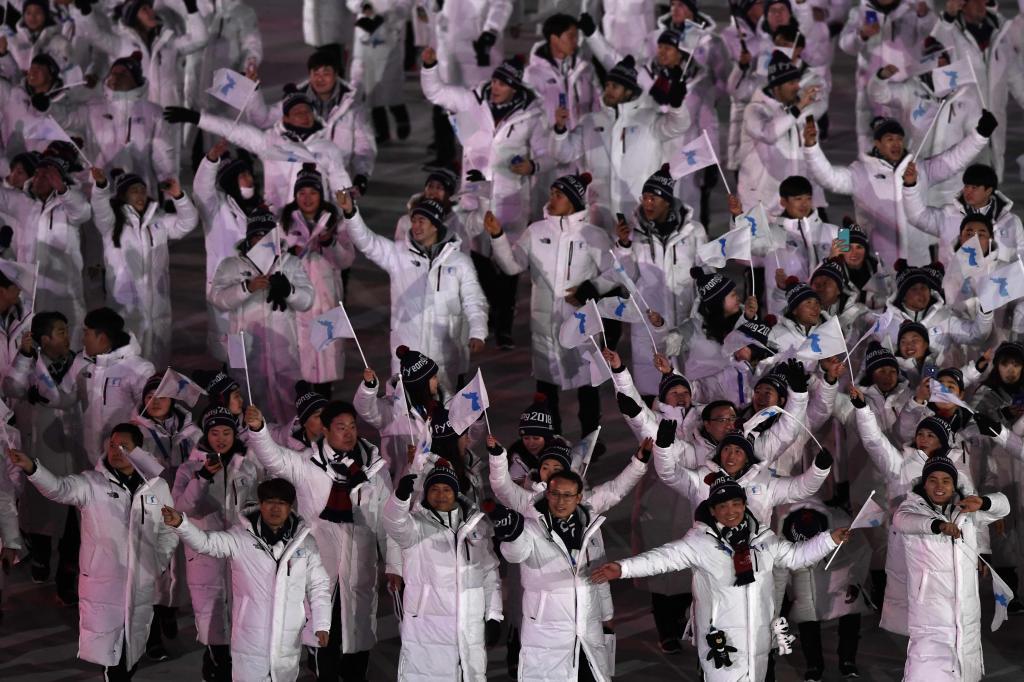 Los deportistas de Corea del Norte y Corea del Sur desfilan juntos en...