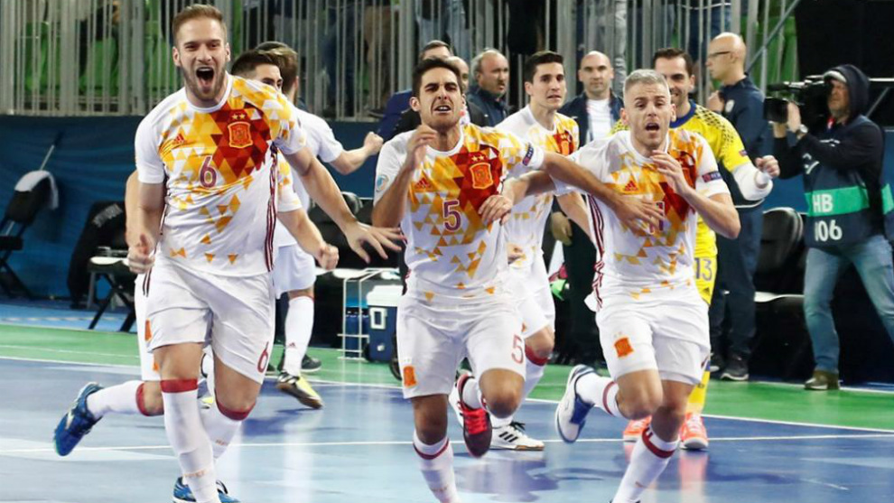 Los jugadores espaoles celebran el triunfo ante Kazakistn