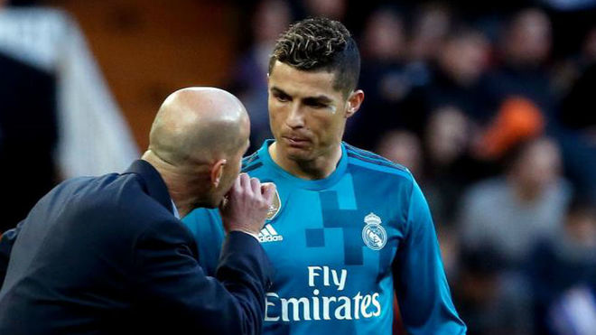 Zidane da instrucciones a Cristiano en Valencia