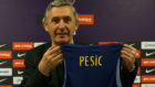 Svetislav Pesic posa con la camiseta del Barcelona