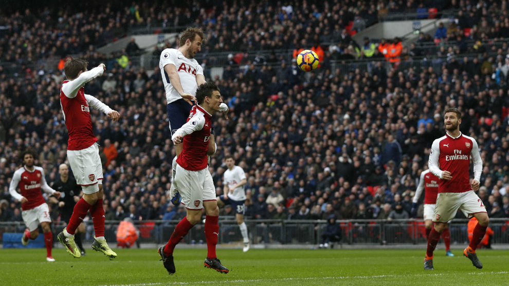 Kane se eleva para marcar de cabeza el 1-0 del Tottenham.