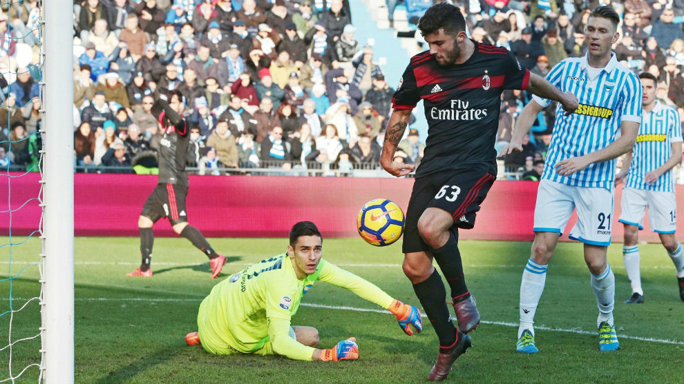Cutrone empuja el 0-2 del Milan a la red.