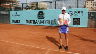 Helene Pellicano posa con su trofeo de campeona en Valencia.