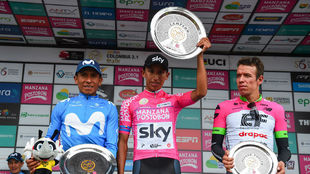Egan Bernal, con su trofeo y Nairo Quintana y Rigoberto Urn de...