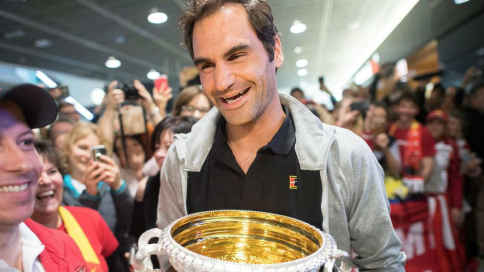 Federer, con el trofeo de Australia